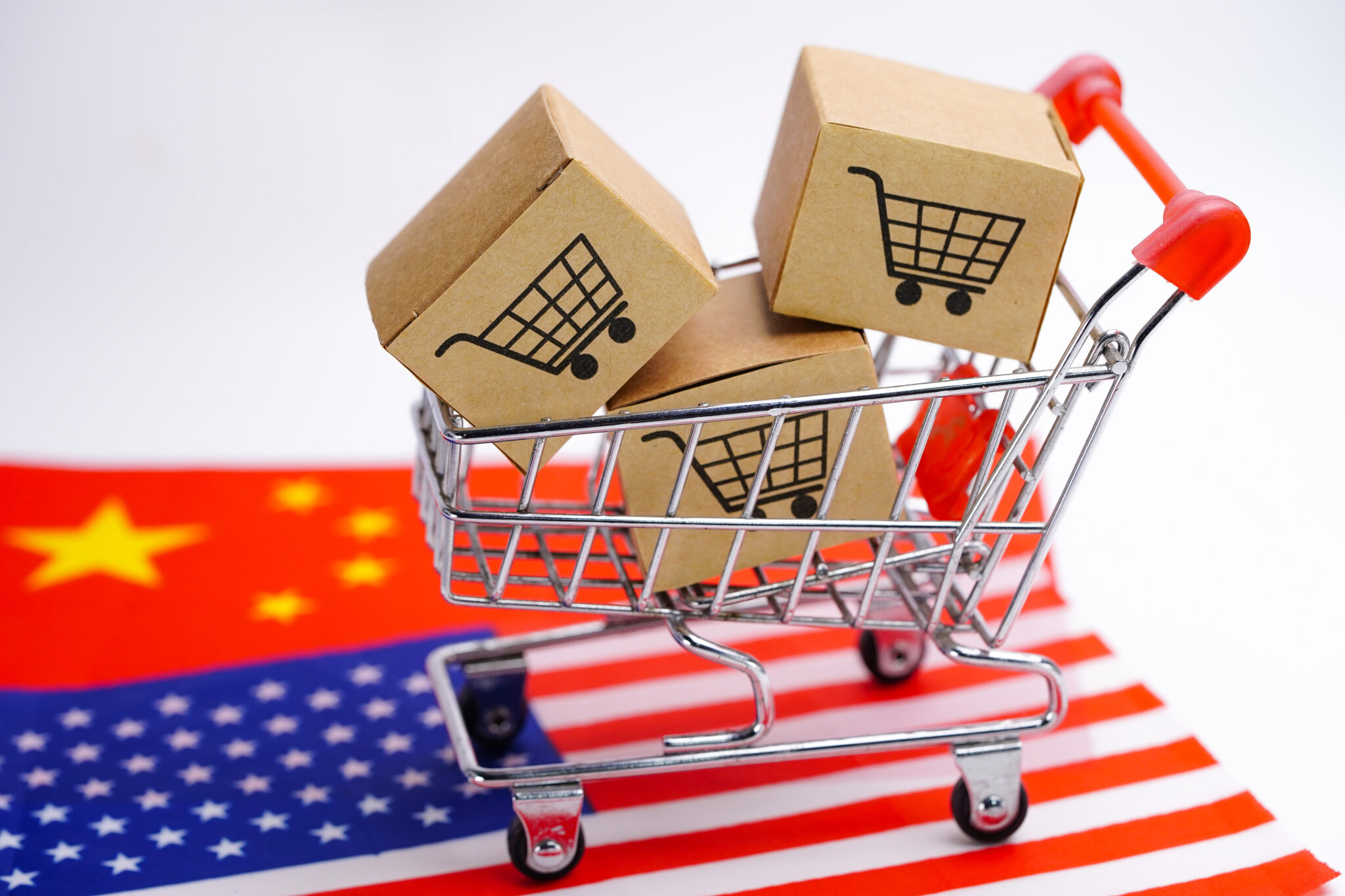 Carrinho de compras com caixas e bandeiras da China e EUA