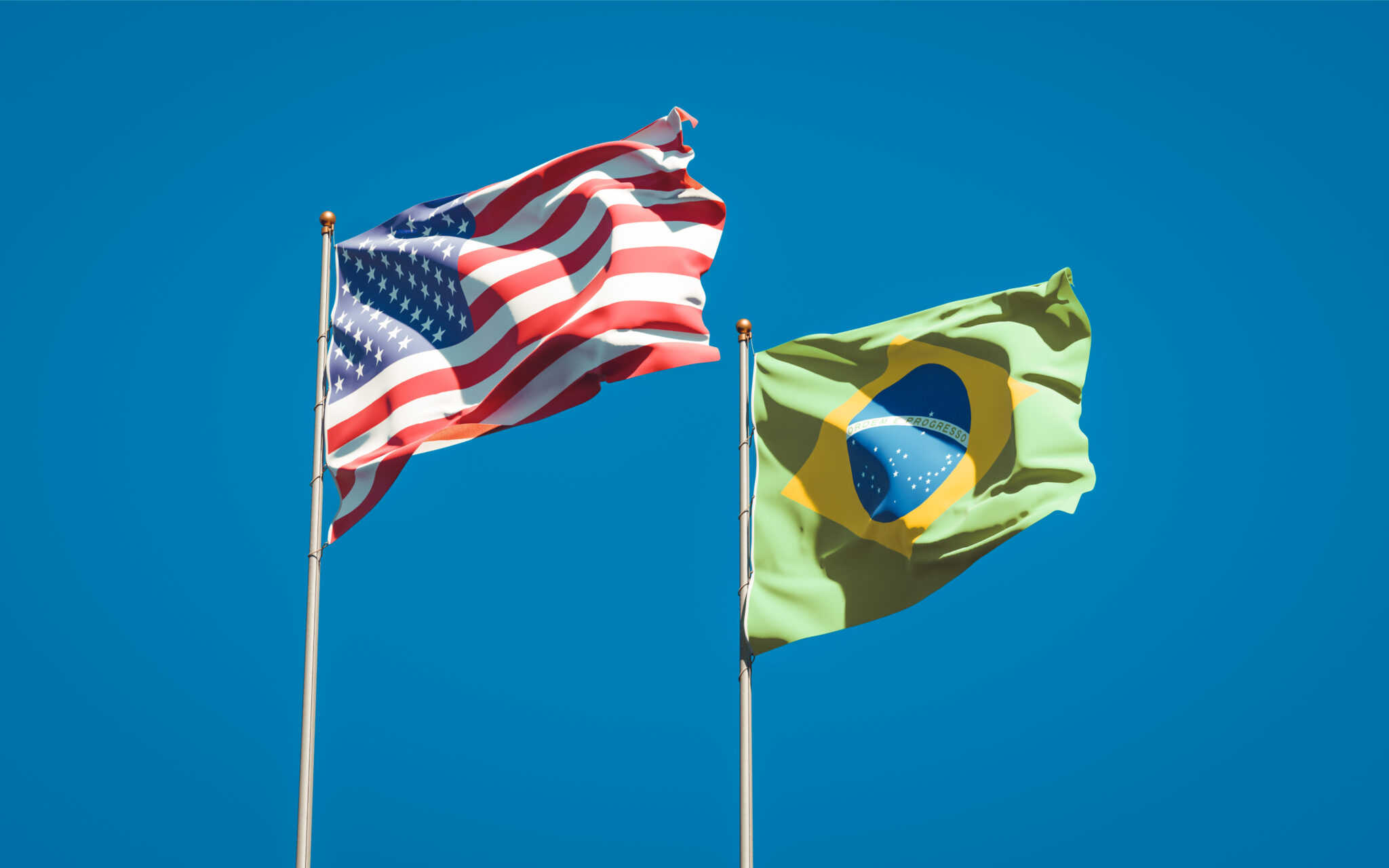 Bandeiras dos EUA e do Brasil, representando o mercado global