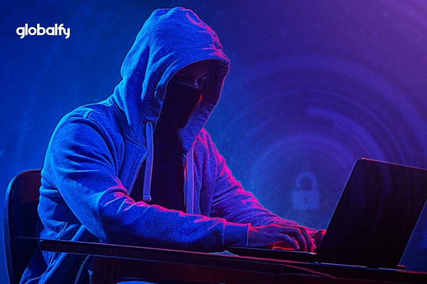 Hacker em computador ameaçando a cybersecurity nos EUA