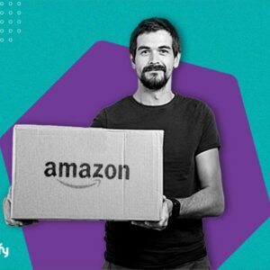 Homem segurando caixa para vender na Amazon