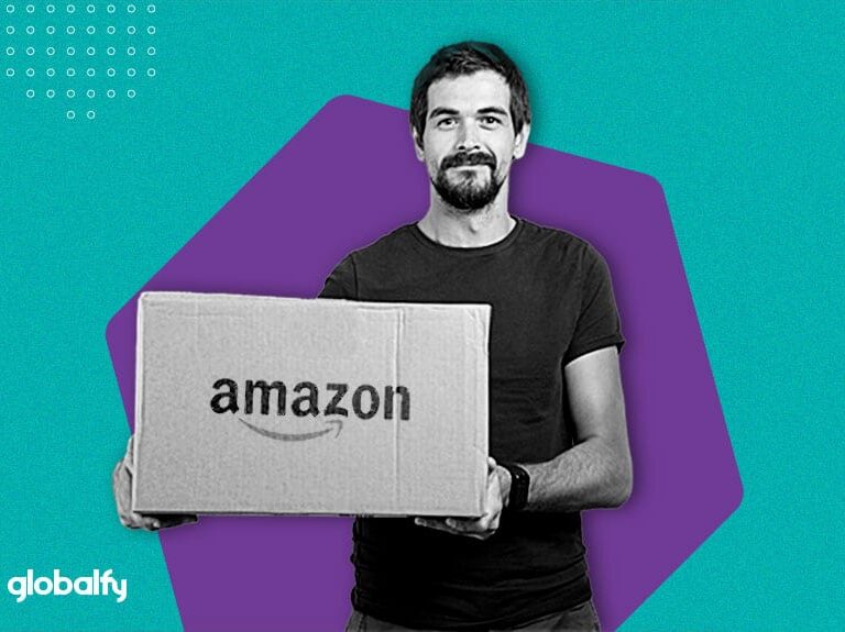 Homem segurando caixa para vender na Amazon