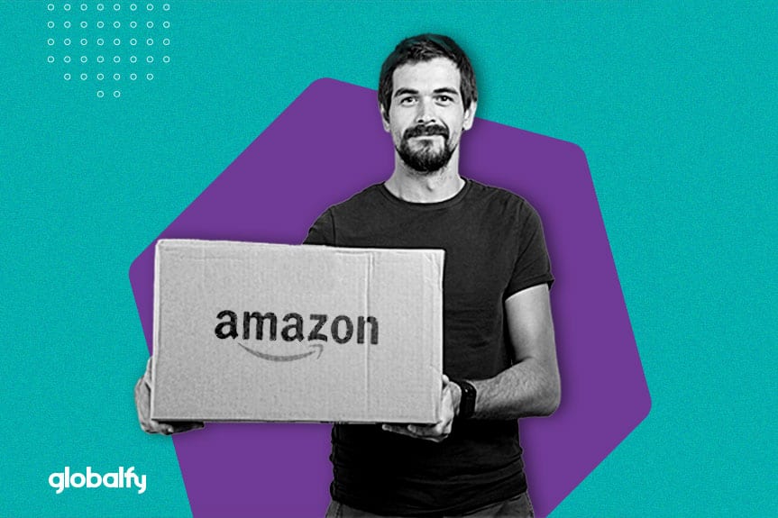 Homem segurando caixa para vender na Amazon