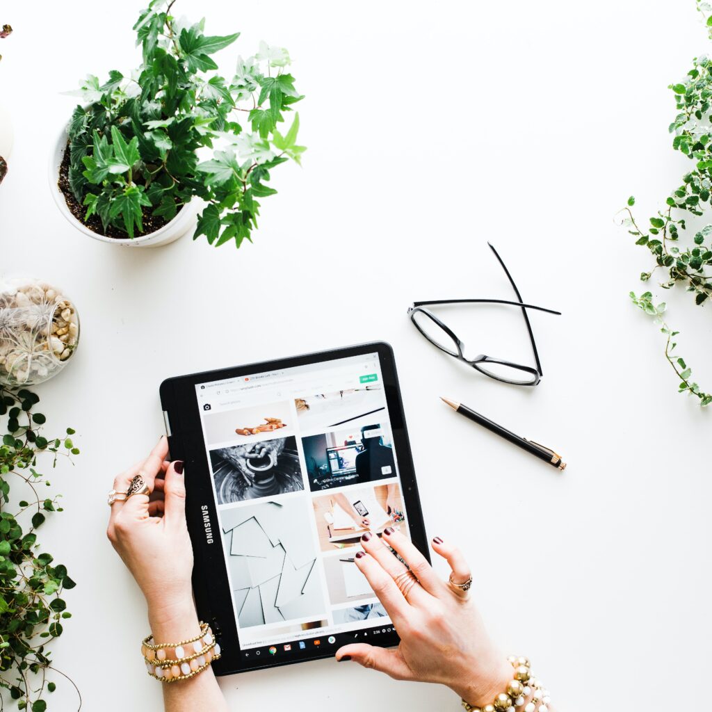 Woman shopping online  in the US on a tablet