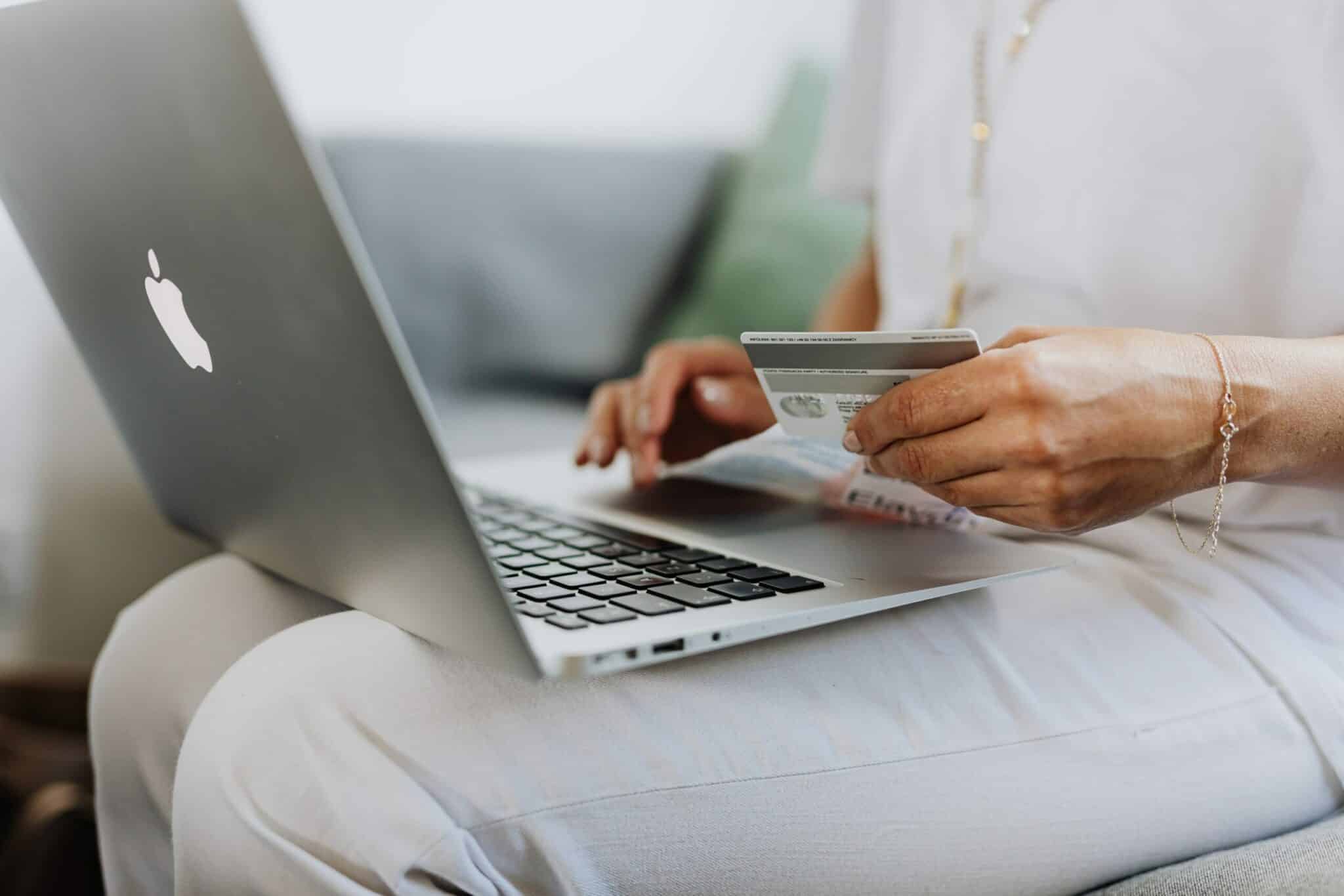 Mulher fazendo compras online na Black Friday nos EUA
