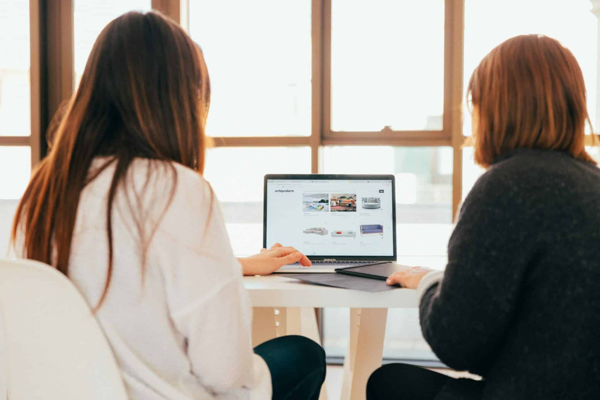 Mulheres em computador montando site de e-commerce nos EUA