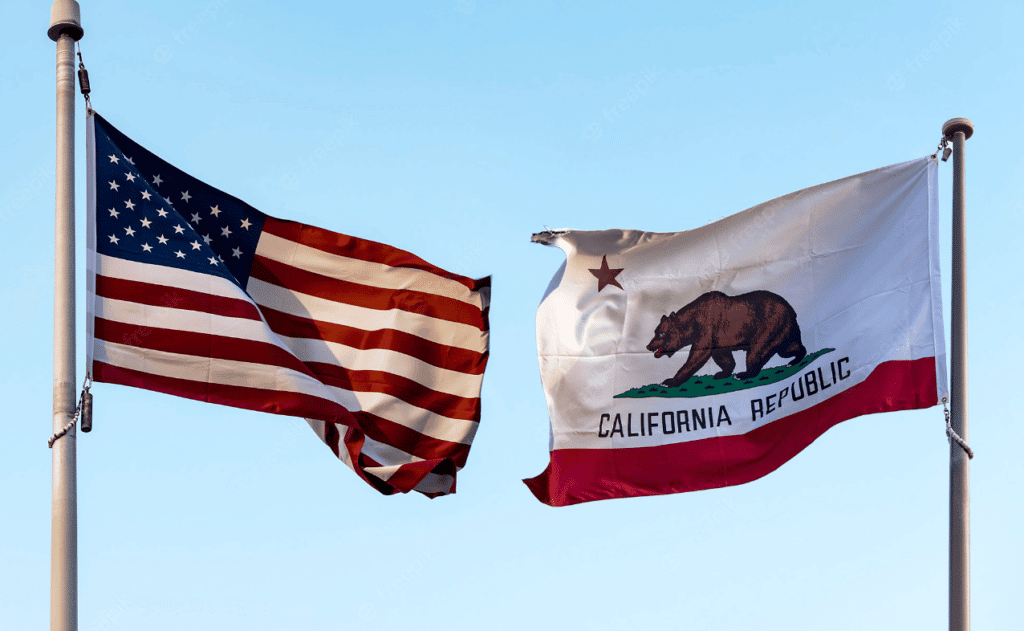 Bandeiras dos EUA e do Estado da Califórnia ao vento