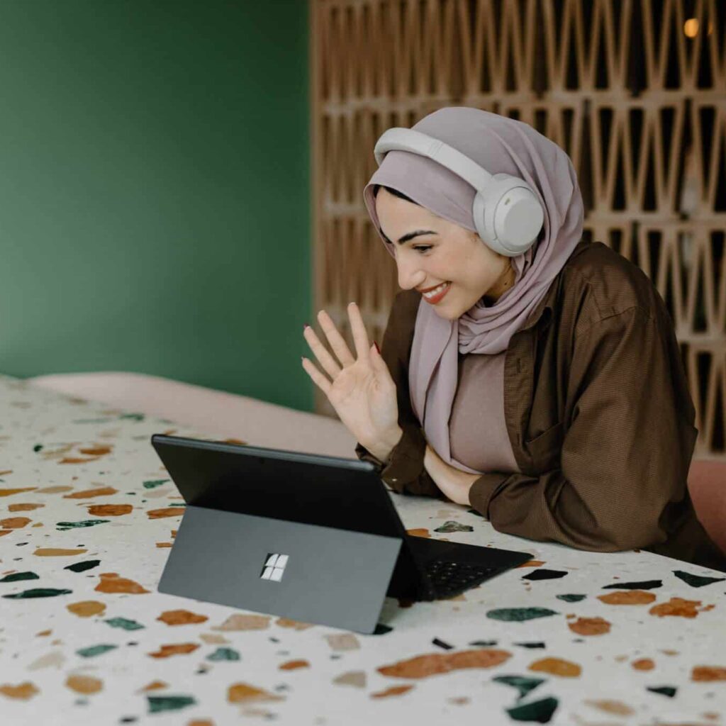 Mujer en una reunión virtual en el extranjero con su visa digital