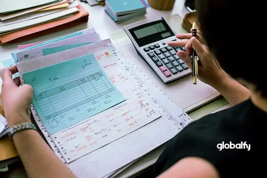 Mulher calculando seus impostos nos EUA para empresas