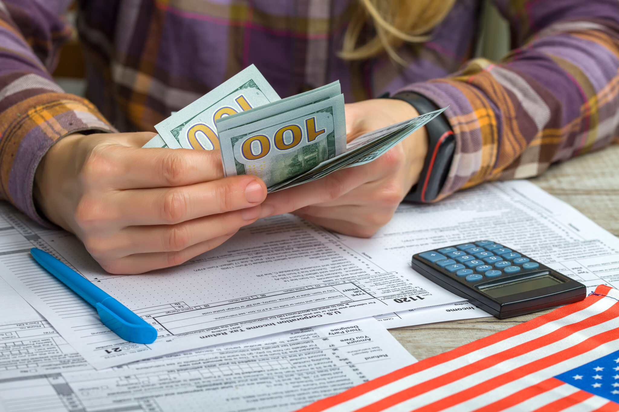 Hombre calculando las deducciones de sus impuestos para su empresa estadounidense