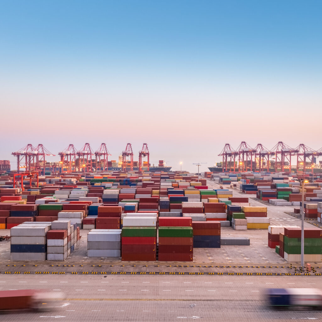 Containers con los productos que se venderan en el ecommerce gracias al proceso de Logistica de exportación.