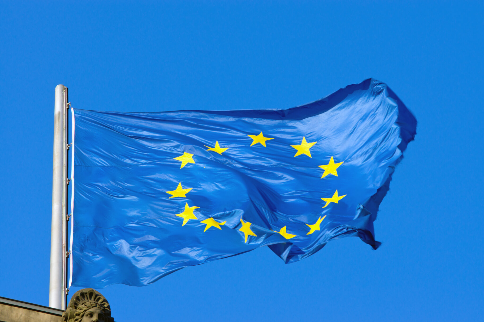 Bandera de la unión europea representando el mercado europeo en redes