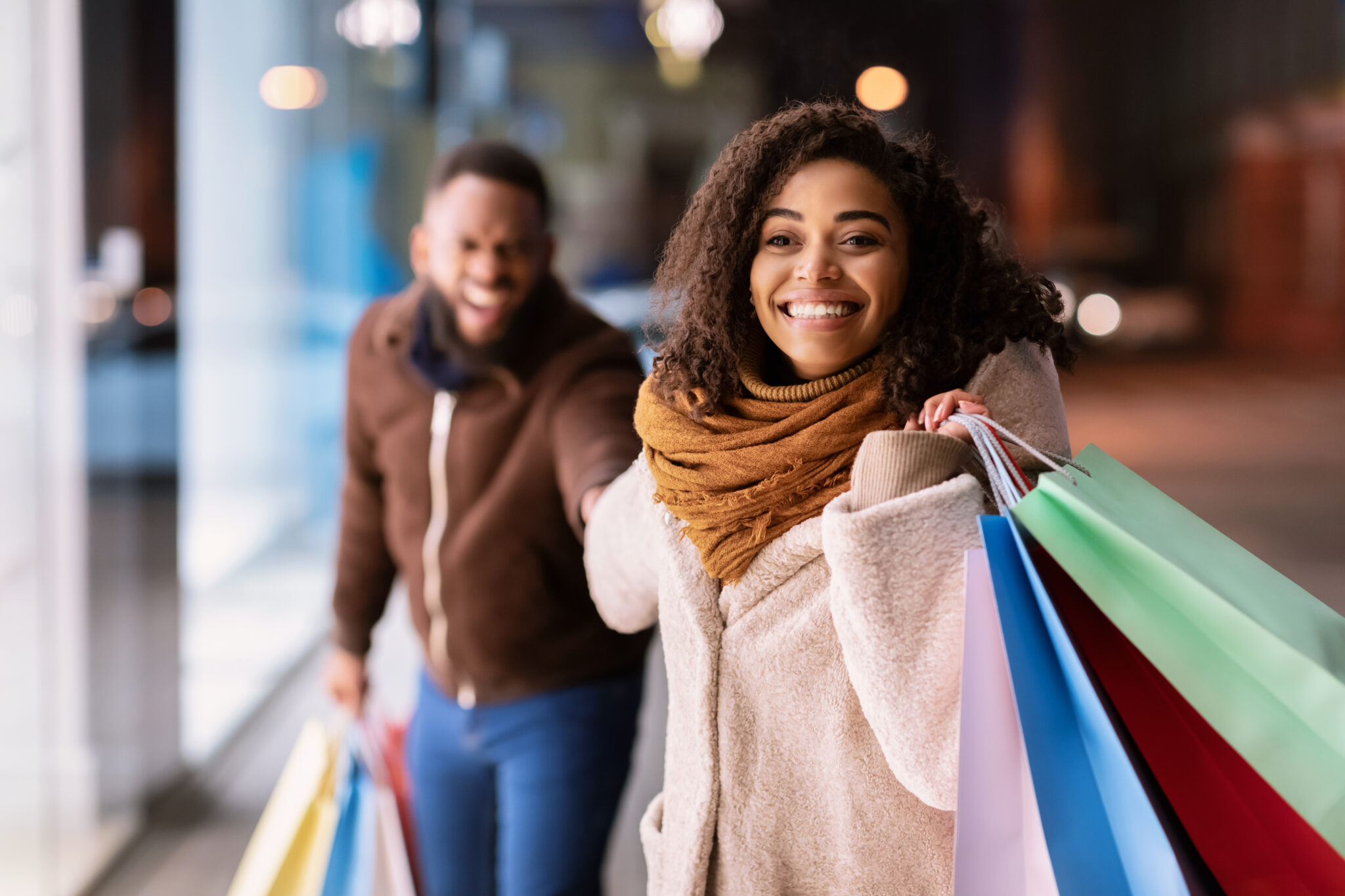 pareja haciendo compras durante el Black Friday Americano 2018