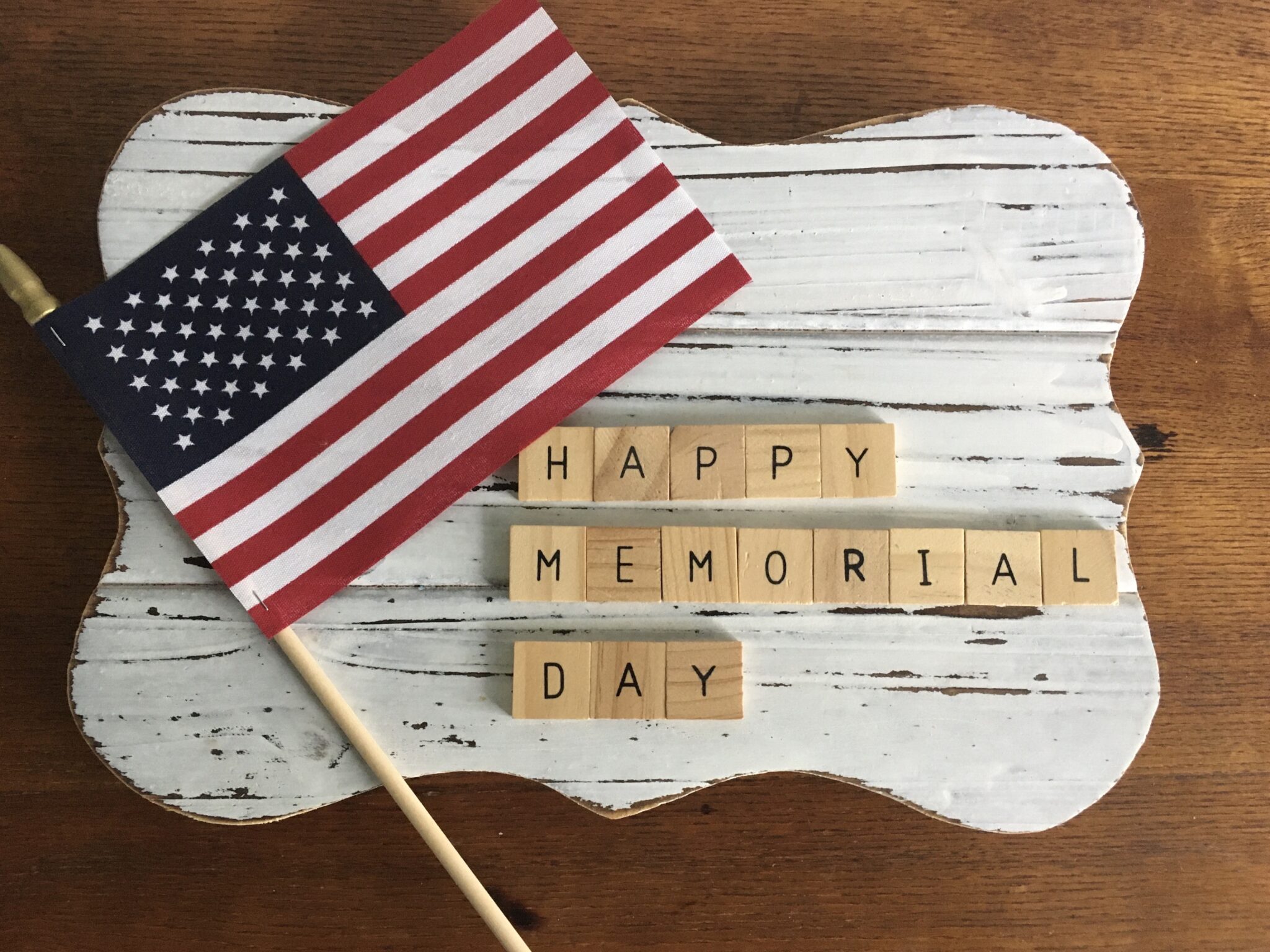 Bandeira dos Estados Unidos e blocos escrito Happy Memorial Day