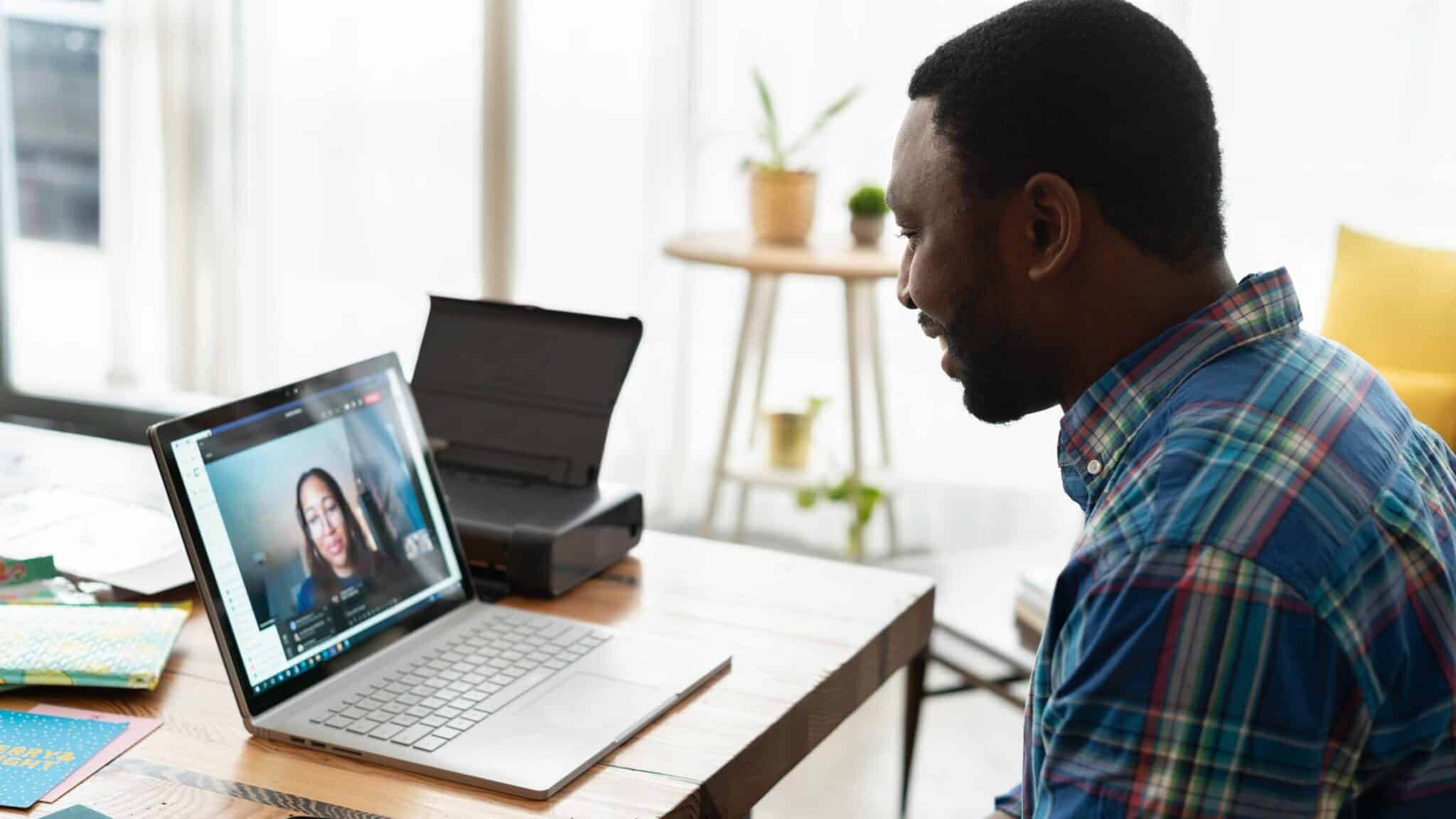 Empreendedor realizando reunião online em frente a laptop sobre MEI nos Estados Unidos