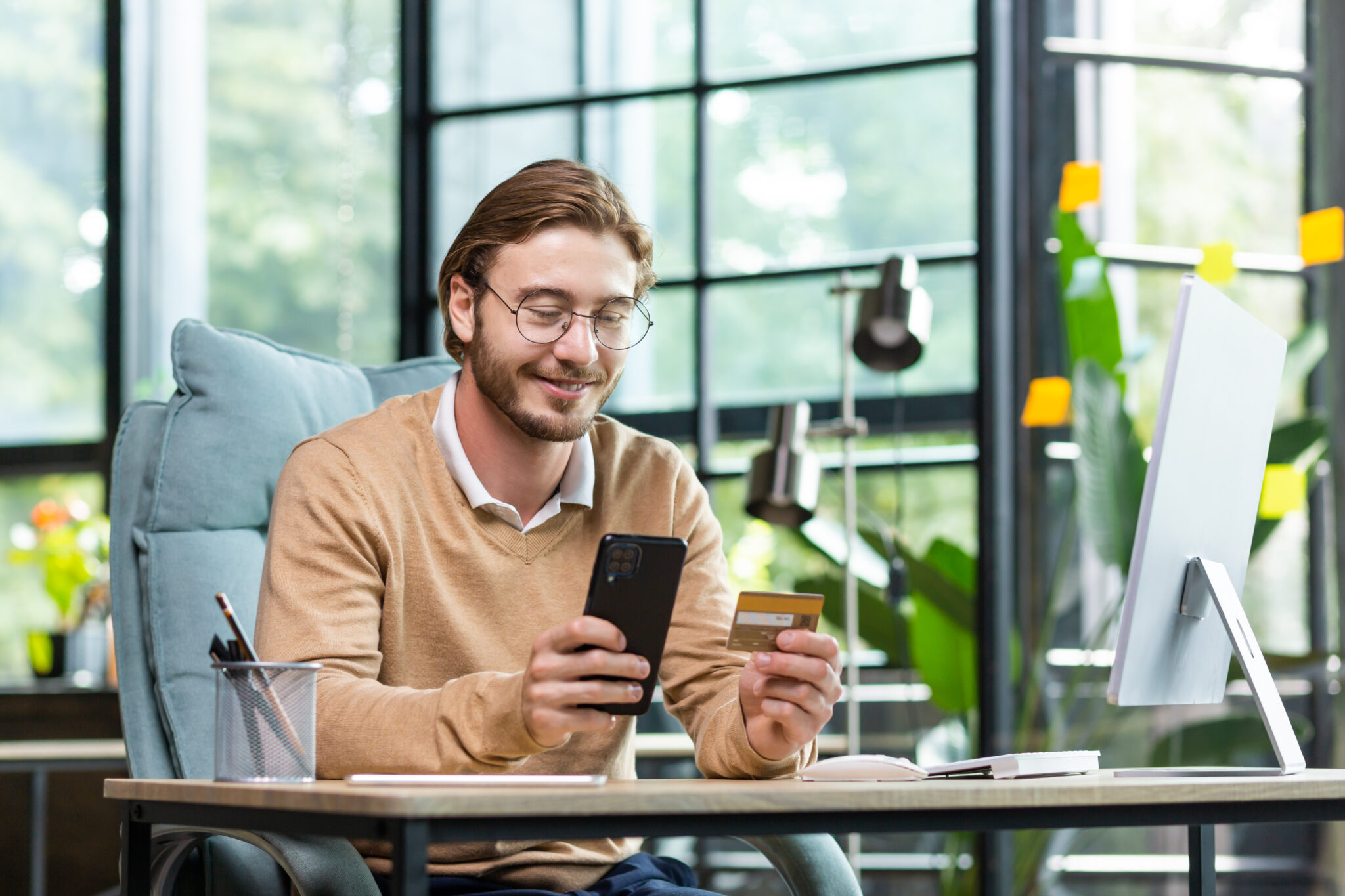 Hombre usando su cuenta bancaria comercial en Estados Unidos