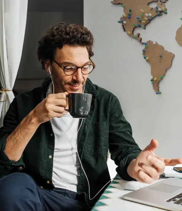 Homem tomando café e fazendo negócios online com sua empresa nos EUA