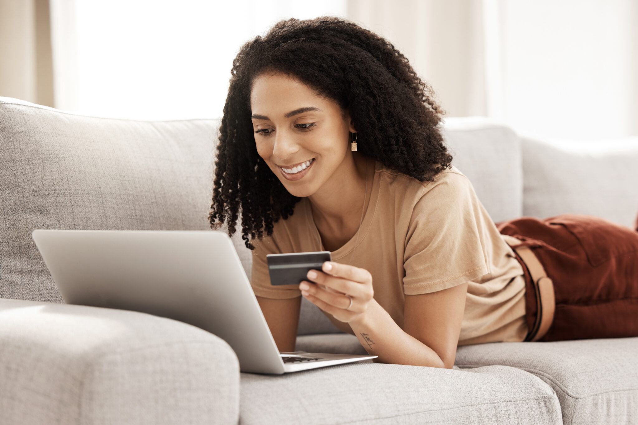 Mujer comprando online en un ecommerce que sabe qué es un customer journey